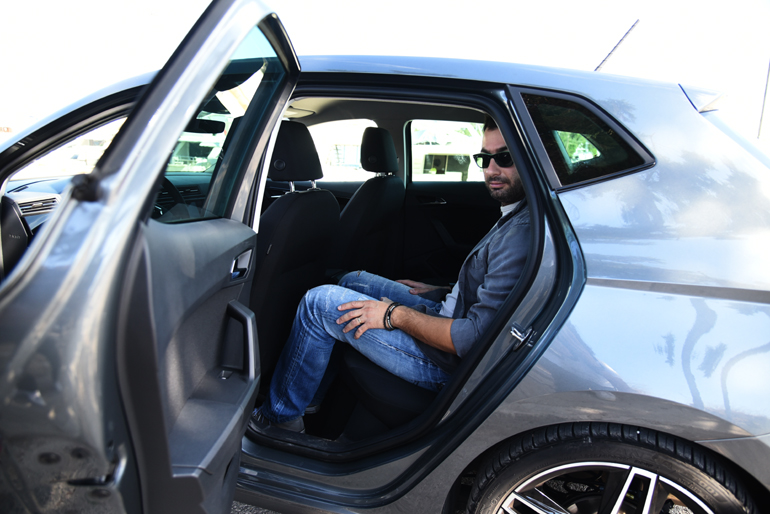 Άνετα κάθονται στην πίσω σειρά καθισμάτων δύο ενήλικες