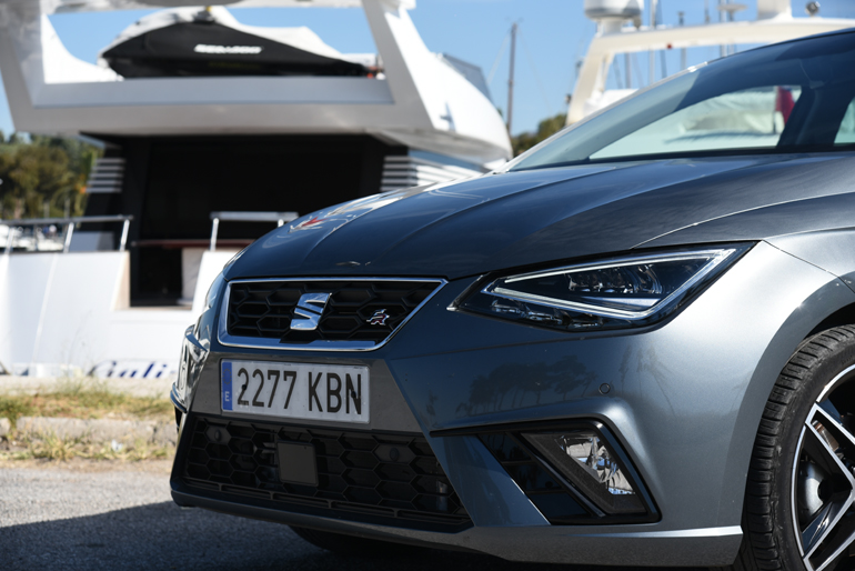 Με... ισπανικές πινακίδες καθώς το αυτοκίνητο είναι προπαραγωγής και θα ξεκινήσει να παράγεται μαζικά σε έναν περίπου μήνα