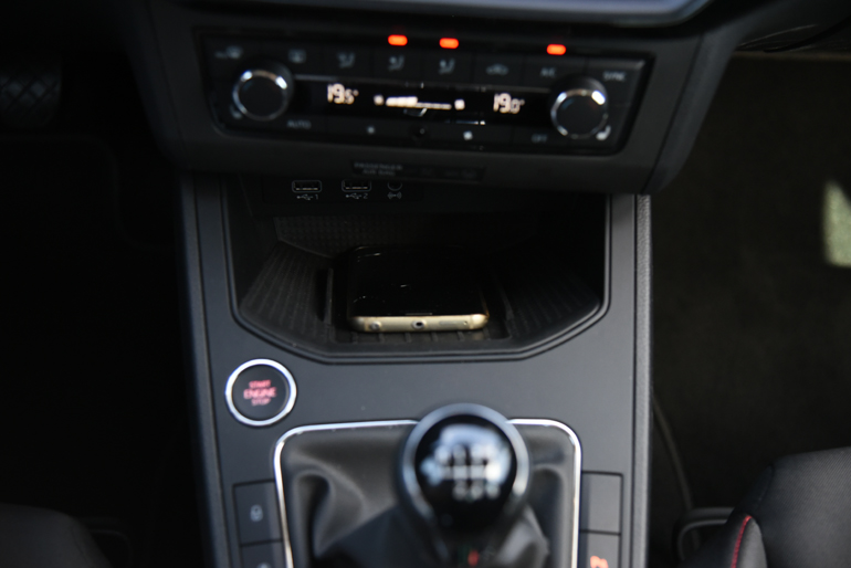 Σε αυτό το σημείο ακουμπάς το κινητό σου και αυτό φορτίζει