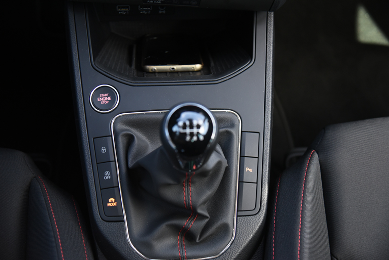 Κουμπί start-stop για τον κινητήρα και επιλογές για κλείδωμα, ενεργοποίηση απενεργοποίηση κινητήρα κατά την κίνηση, κουμπί mode για επιλογή τρόπου οδήγησης και κουμπί 'P' για βοήθεια στο παρκάρισμα