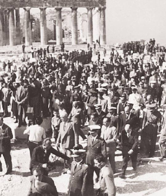 Η εξώριστη κυβέρνηση και κόσμος στην Ακρόπολη για την έπαρση της ελληνικής σημαίας 