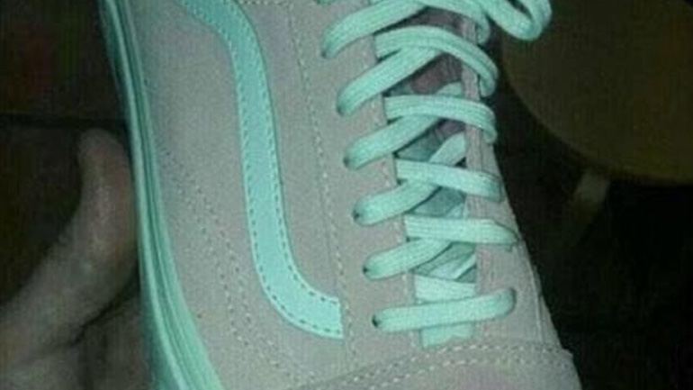 Θυμάστε το μπλε φόρεμα; Τώρα έγινε viral ένα ζευγάρι παπούτσια