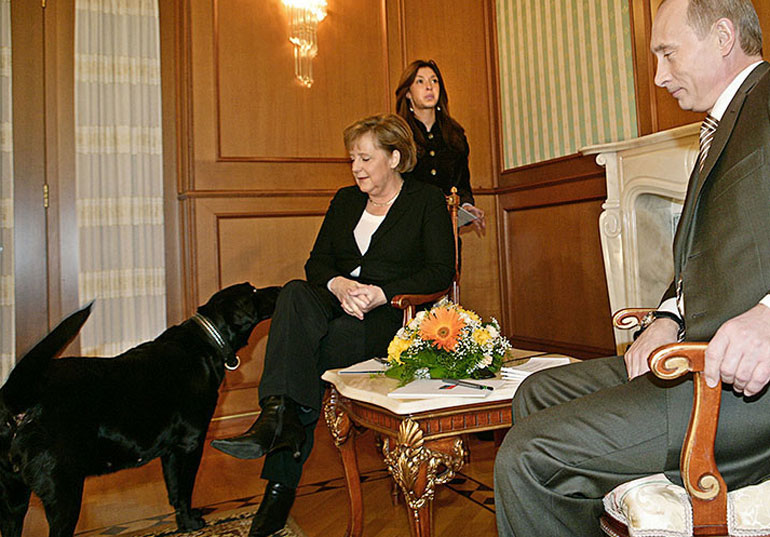 Στη φωτο αρχείου η Connie φωτογραφίζεται δίπλα στην καγκελάριο Μέρκελ στα 2007 (AFP)