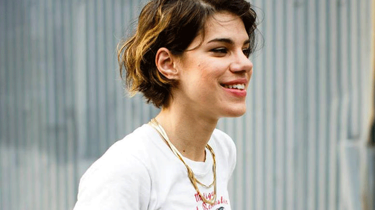 Η Μόνικα στο αεροδρόμιο!