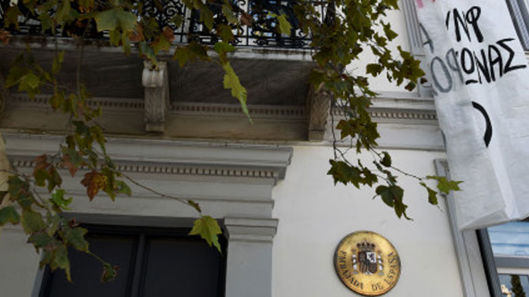 Ελεύθερα τα 18 μέλη του Ρουβίκωνα για τη διαμαρτυρία στην ισπανική πρεσβεία