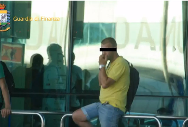 Φωτογραφία μέλους του καρτέλ στο αεροδρόμιο - από τις παρακολουθήσεις