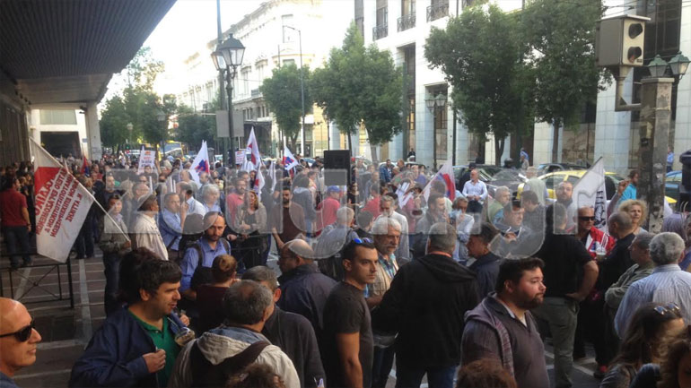 Παράσταση διαμαρτυρίας στο υπουργείο Εργασίας  ενάντια στην κατάργηση της απεργίας