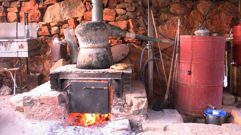 Ιωάννινα: Έφοδος των τελωνειακών σε παράνομα αποστακτήρια