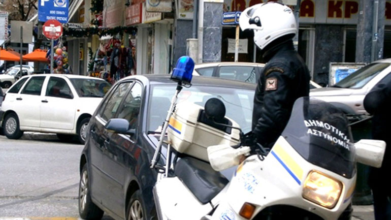 Στο αυτόφωρο οξύθυμος οδηγός που επιτέθηκε σε δημοτικές αστυνομικούς