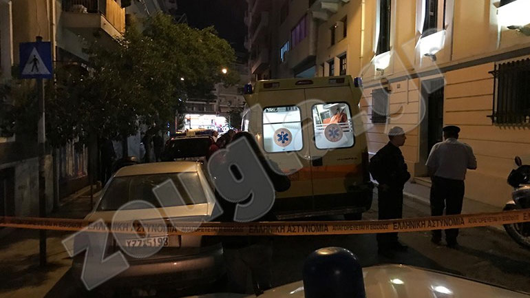 Σιωπηλή διαμαρτυρία έξω από το γραφείο του Μιχάλη Ζαφειρόπουλου