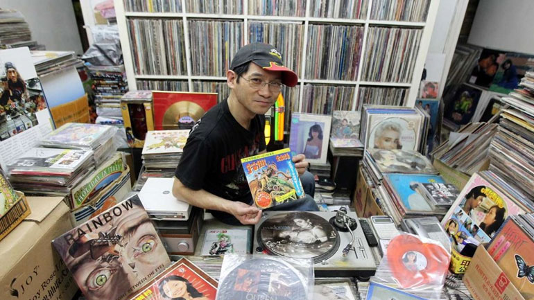 Οι νέοι της Κίνας ανακαλύπτουν τη μαγεία του βινυλίου