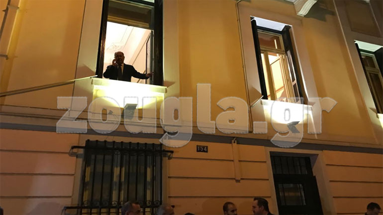 Σιωπηρή διαμαρτυρία από δικηγόρους στο γραφείο του Μιχάλη Ζαφειρόπουλου