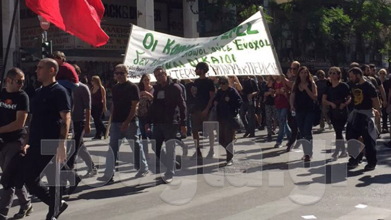 Σε εξέλιξη πορεία αλληλεγγύης για την Ηριάννα και τον Περικλή στο κέντρο της Αθήνας