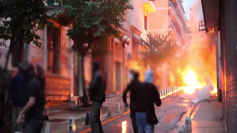 Βίντεο από τα επεισόδια μετά τoν τραυματισμό του 16χρονου έξω από τη ΓΑΔΑ Βίντεο από τα επεισόδια μετά τoν τραυματισμό του 16χρονου έξω από τη ΓΑΔΑ