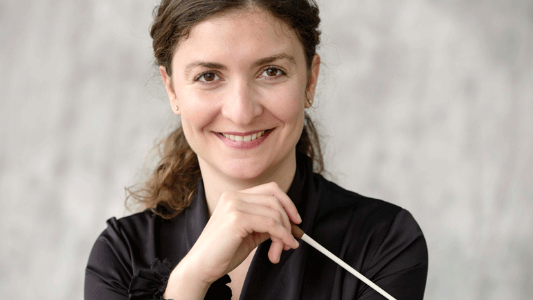 Η Ζωή Τσόκανου στο πόντιουμ της  Κρατικής Ορχήστρας Θεσσαλονίκης