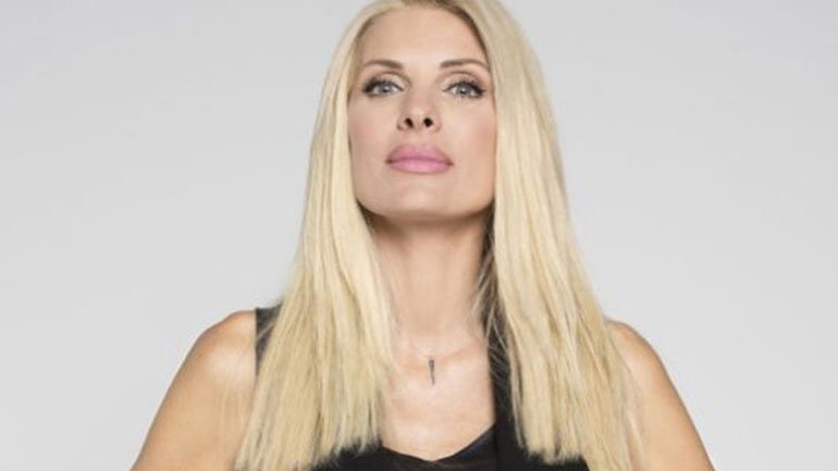 Δείτε την Ελένη Μενεγάκη να μαζεύει ελιές από το χωράφι της