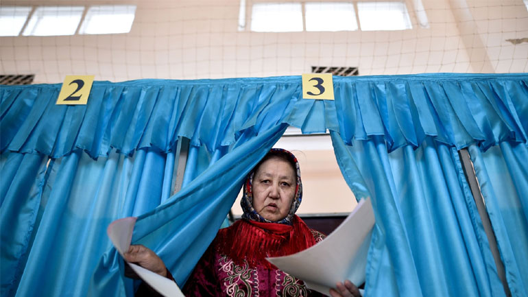 Προεδρικές εκλογές στο Κιργιστάν- Αμφίρροπη αναμέτρηση προβλέπουν οι παρατηρητές