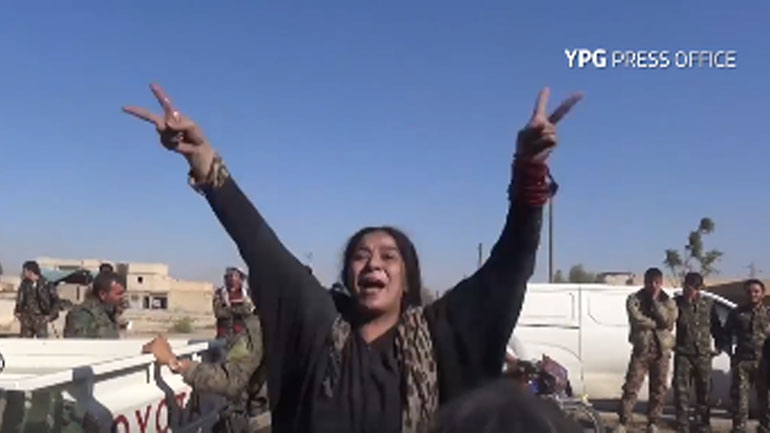 Βίντεο: Σύρια σκίζει την μπούργκα της μετά την απελευθέρωση της Ράκα