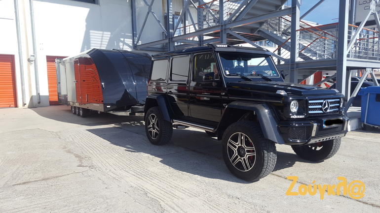 Στο τρέιλερ που κουβαλούσε τη συγκεκριμένη G 500 4x4² υπήρχε μία McLaren 720S...