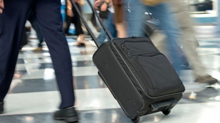 Γαλλία: Στη φυλακή δύο άτομα που κρύβονταν σε… βαλίτσες και έκλεβαν τις αποσκευές άλλων επιβατών