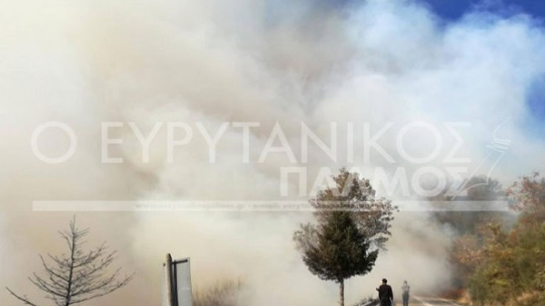 Πυρκαγιά στο Καρπενήσι – Απειλούνται σπίτια και ξενοδοχειακές μονάδες