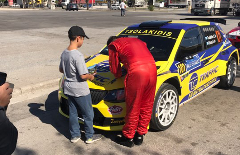 Ο Σωκράτης υπογράφει αυτόγραφα στους μικρούς φίλους τω αγώνων