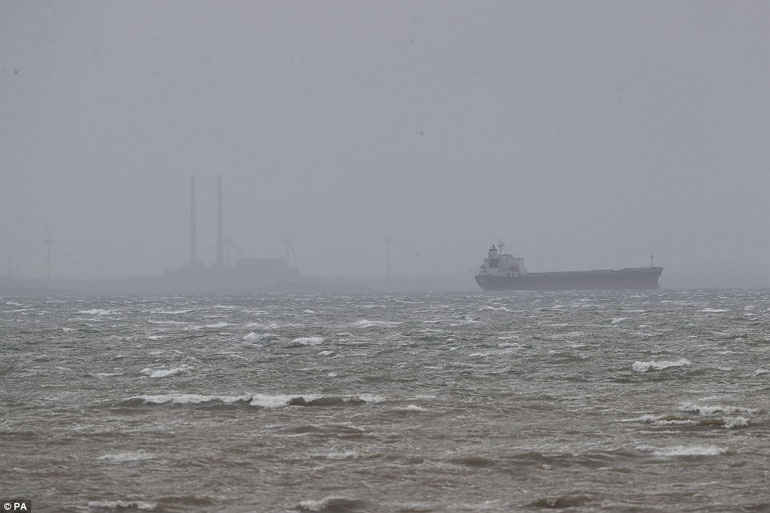 Ένα πλοίο στη δυτική ακτή της Ιρλανδίας, καθώς η Οφηλία αγγίζει τα βρετανικά νησιά με ριπές έως 80 μίλια/ώρα