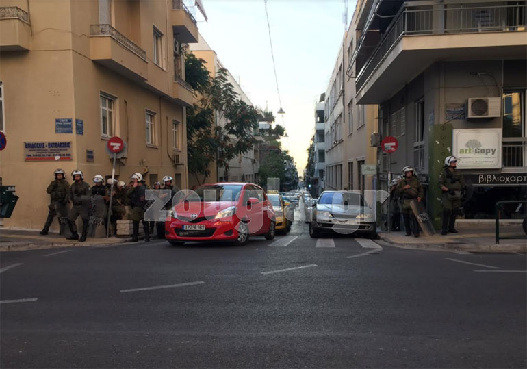 Οι δυνάμεις των ΜΑΤ έξω από το Εφετείο