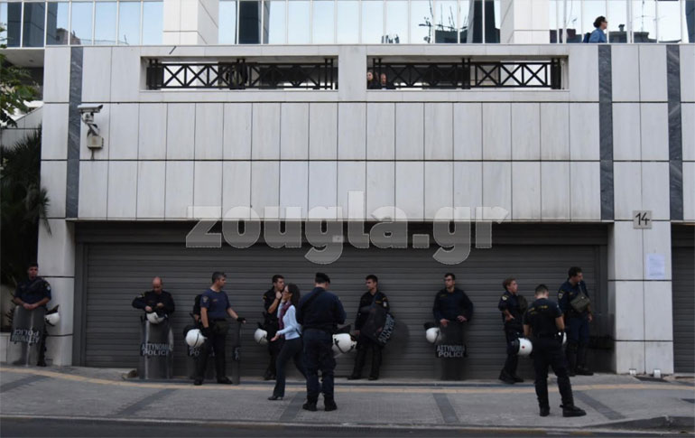 Άνδες των έξω απο το γκαράζ του Εφετείου