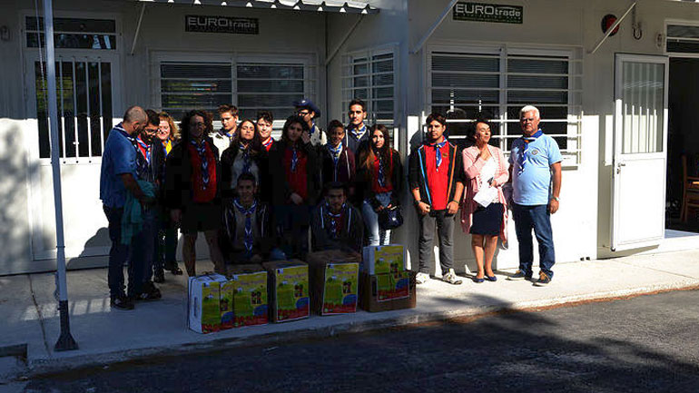 Παράδοση σχολικού υλικού στους μαθητές του σεισμόπληκτου χωριού Βρίσα από τους προσκόπους