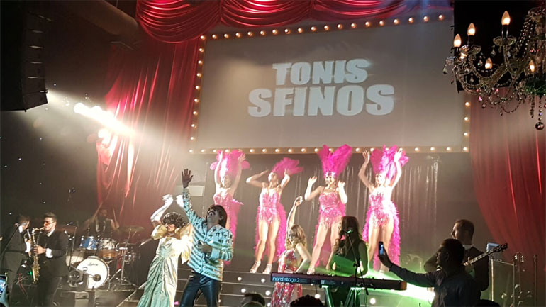 Λαμπερή και γεμάτη εκπλήξεις η πρεμιέρα του Τόνι Σφήνου στη σκηνή του Βοτανικός Plus