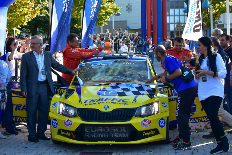 Σωκράτης Τσολακίδης και Χάρης Δήμου στη ράμπα του τερματισμού με την Skoda Fabia R5 γεμάτη... κύπελλα!!! 