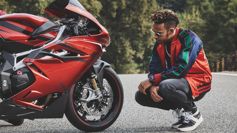 Όταν ο Lewis Hamilton οδήγησε την MV Agusta F4 LH44 Όταν ο Lewis Hamilton οδήγησε την MV Agusta F4 LH44