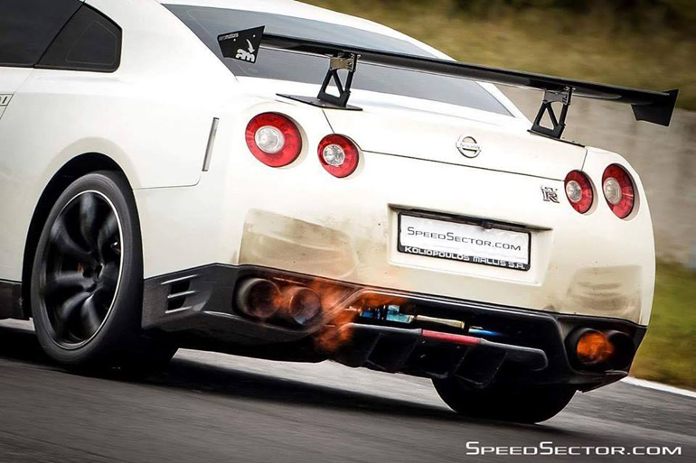 Όταν λέμε πως βάζει φωτιά στην άσφαλτο το εννοούμε! (φωτό: Γιάννης Κουσκούτης)