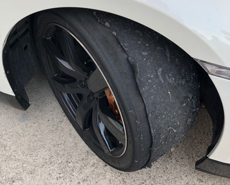 Λαστιχοφάγος... ο οδηγός του αυτοκινήτου!