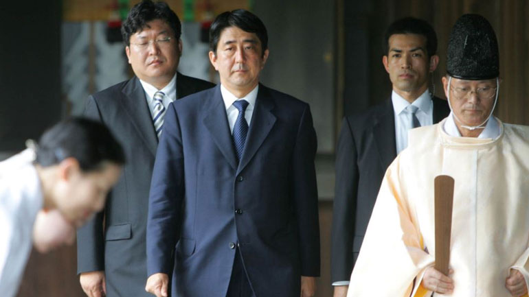 Ιαπωνία: Ο πρωθυπουργός Άμπε έστειλε μια τελετουργική προσφορά στο Μνημείο Γιασουκούνι
