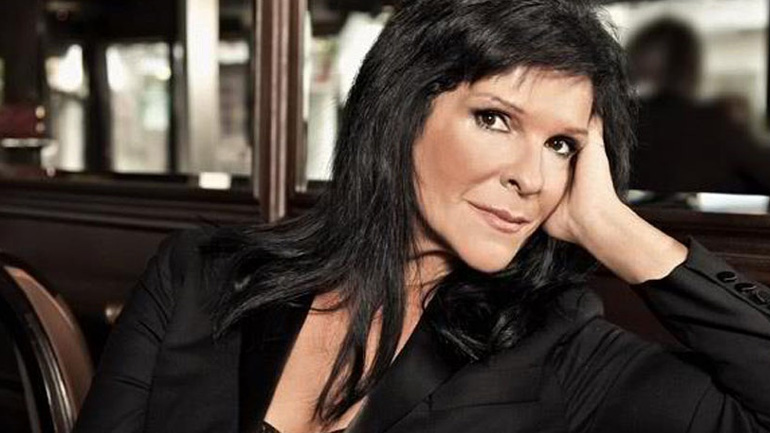 Σοφία Βόσσου: «Δεν είναι δουλειά μου να βγω μ’ ένα κορμάκι στην πίστα» Σοφία Βόσσου: «Δεν είναι δουλειά μου να βγω μ’ ένα κορμάκι στην πίστα»