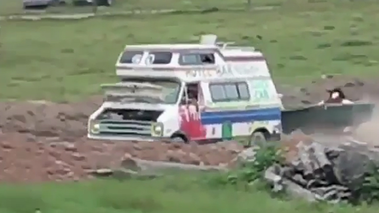 Τροχόσπιτο κάνει άλμα από ράμπα Τροχόσπιτο κάνει άλμα από ράμπα