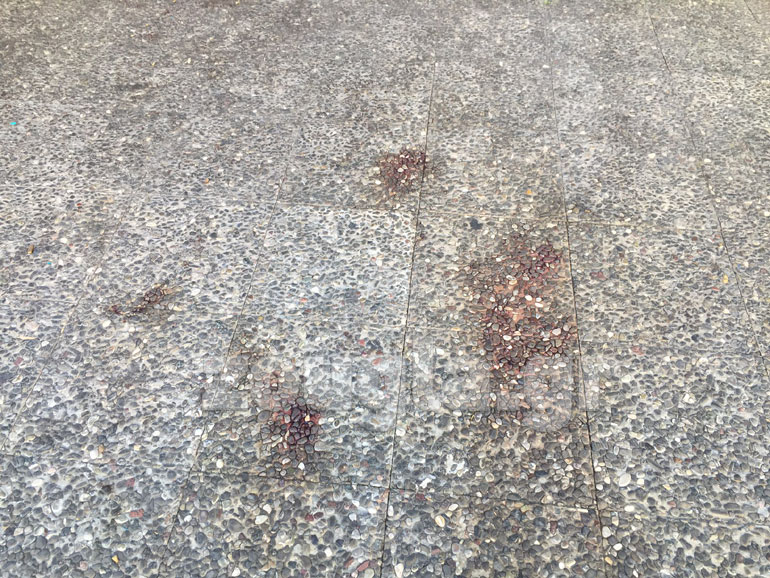 Ίχνη αίματος στον δρόμο μπροστά από το κατάστημα