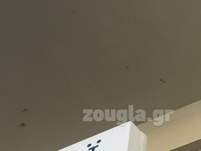 Οι τρύπες στο ταβάνι που άνοιξαν από τους πυροβολισμούς