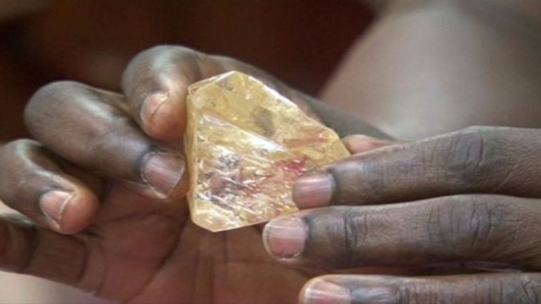 Η Σιέρα Λεόνε πουλάει ένα τεράστιο διαμάντι για να καταπολεμήσει τη φτώχεια Η Σιέρα Λεόνε πουλάει ένα τεράστιο διαμάντι για να καταπολεμήσει τη φτώχεια