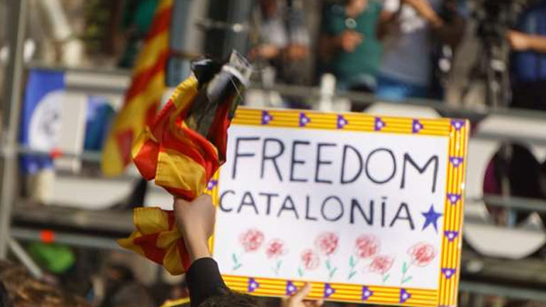 Βαρκελώνη: Διακόσιες χιλιάδες άνθρωποι διαδήλωσαν ενάντια στη σύλληψη δύο αυτονομιστών ηγετών