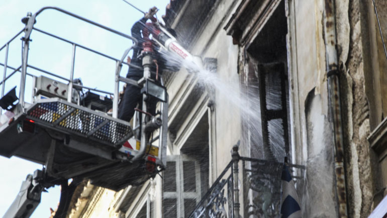 Υπό έλεγχο η πυρκαγιά σε εγκαταλελειμμένο κτήριο στα Εξάρχεια