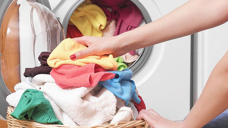 Το πλύσιμο συνθετικών ρούχων στο πλυντήριο ρυπαίνει το περιβάλλον
