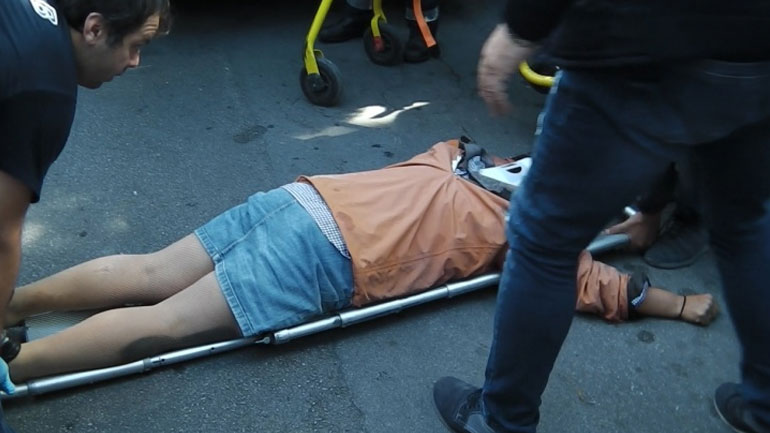 Φορτηγό παρέσυρε οδηγό μηχανής στη Xίο