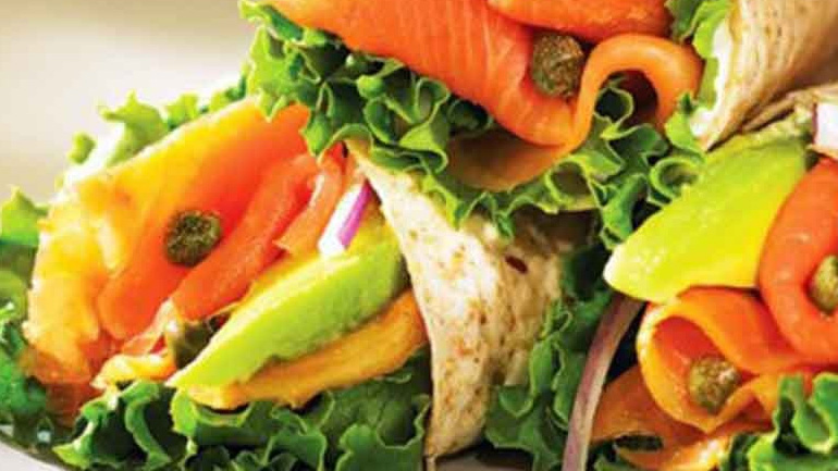 Τορτίγια με καπνιστό σολομό και σος γιαουρτιού