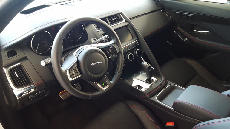 To εσωτερικό βασίζεται στην σπορ F-Type