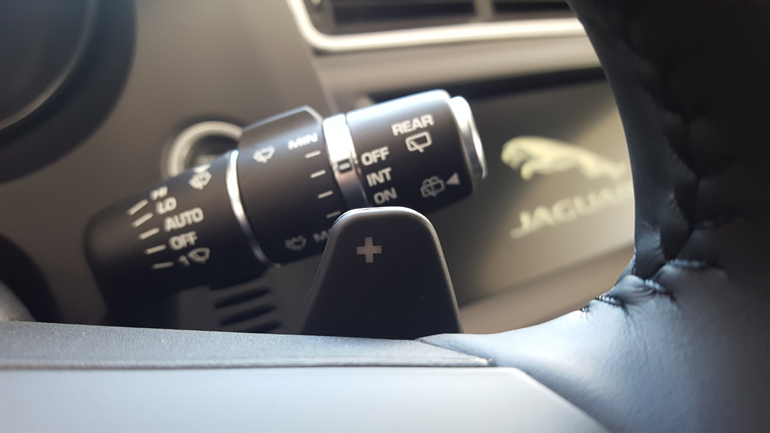 Τα paddles πίσω από το τιμόνι στην έκδοση με το αυτόματο κιβώτιο ταχυτήτων