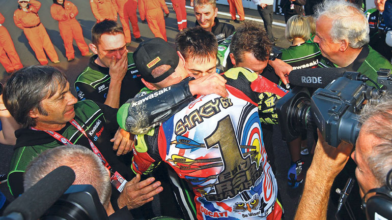 Πήγε με σπασμένο πόδι και χέρι να συγχαρεί τον αντίπαλό του!