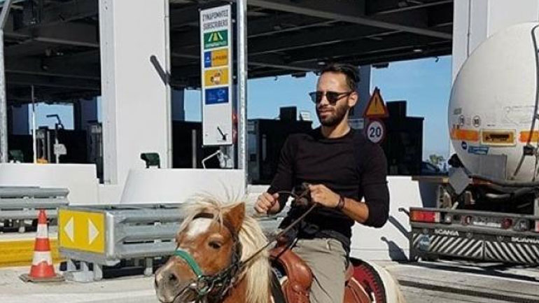 Επικό: Πήγε να περάσει με… πόνυ τα διόδια του Ελαιώνα